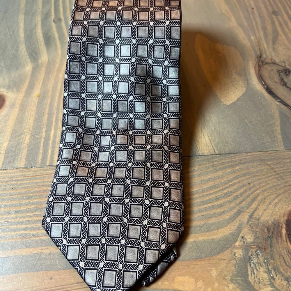 Crestview Men's Silk Tie Geometric Pattern Hand Made Silver‎ Gray
